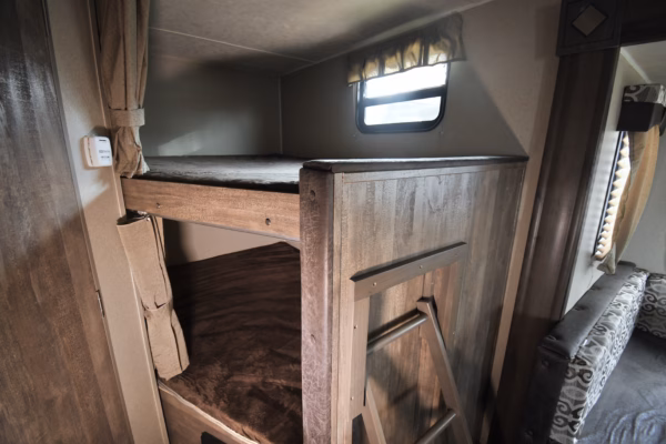 Lightweight, Spacious Trailer w/ Bunks - $85/wk - Image 13