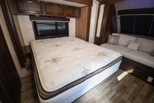 Spacious & Cozy Couples' w/ Dual Entry - $83/wk - Image 14