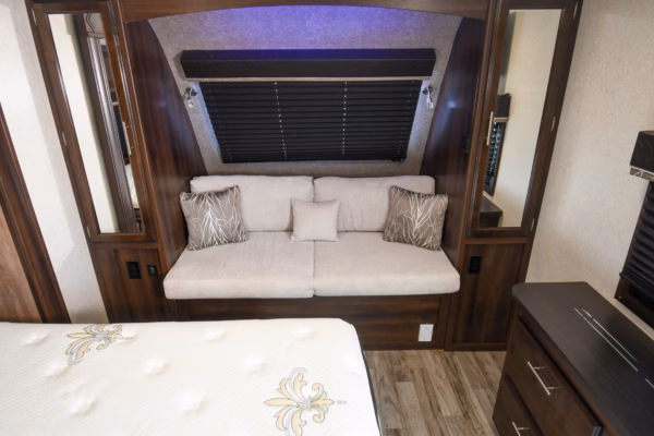 Spacious & Cozy Couples' w/ Dual Entry - $83/wk - Image 15
