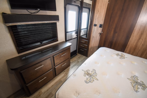 Spacious & Cozy Couples' w/ Dual Entry - $83/wk - Image 16