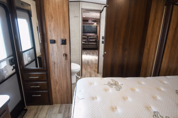Spacious & Cozy Couples' w/ Dual Entry - $83/wk - Image 19