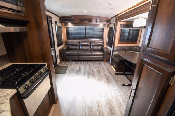 Spacious & Cozy Couples' w/ Dual Entry - $83/wk - Image 20