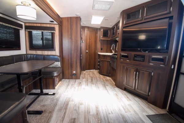 Spacious & Cozy Couples' w/ Dual Entry - $83/wk - Image 5