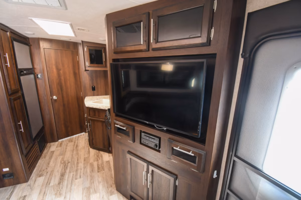 Spacious & Cozy Couples' w/ Dual Entry - $83/wk - Image 6