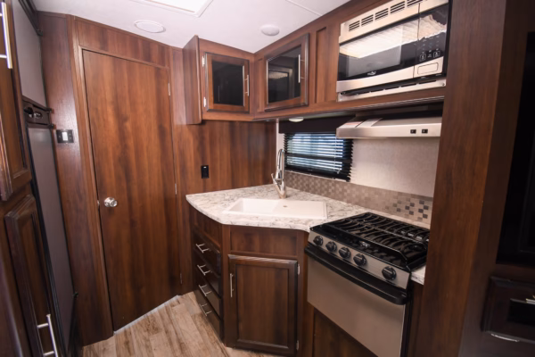 Spacious & Cozy Couples' w/ Dual Entry - $83/wk - Image 7