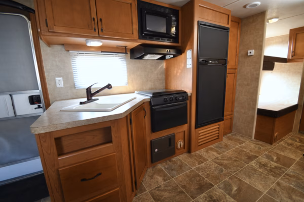 Cozy & Spacious Trailer w/ Bunks - $62/wk - Image 6