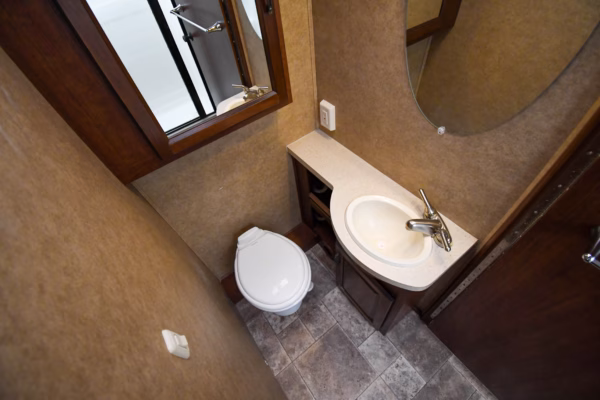 Spacious Class C Suited for Long Trips - $226/wk - Image 15