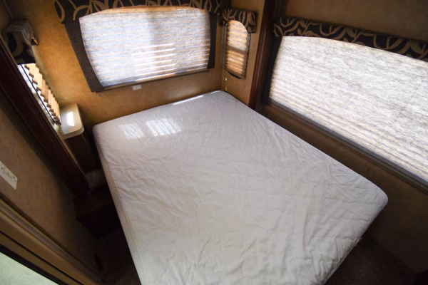 Spacious Class C Suited for Long Trips - $226/wk - Image 16