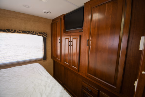 Spacious Class C Suited for Long Trips - $226/wk - Image 17
