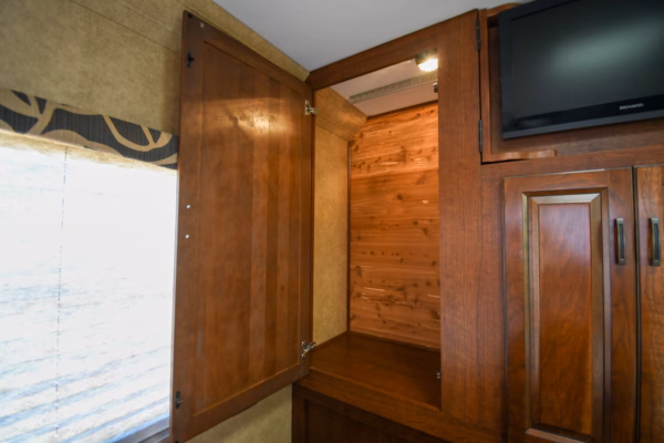 Spacious Class C Suited for Long Trips - $226/wk - Image 18