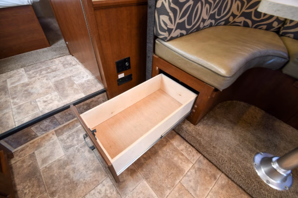 Spacious Class C Suited for Long Trips - $226/wk - Image 22