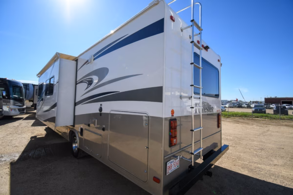 Spacious Class C Suited for Long Trips - $226/wk - Image 5