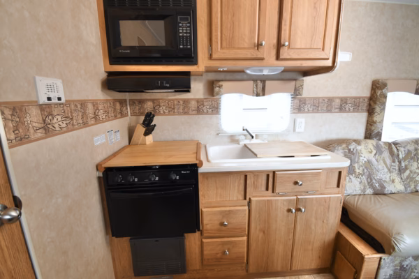 No-Slide Spacious Trailer w/ Large Bathroom - $60/wk - Image 9
