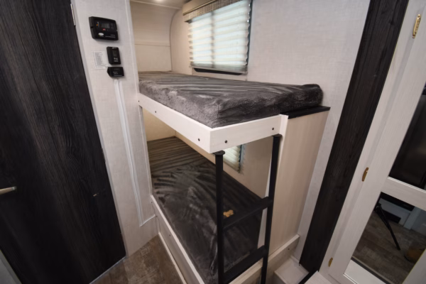Slick & Spacious Short Trailer w/ Bunks - $82/wk - Image 12