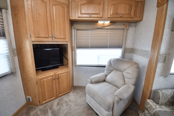 Spacious Canadian-Made Fifth to Make Your Own - $71/wk - Image 6