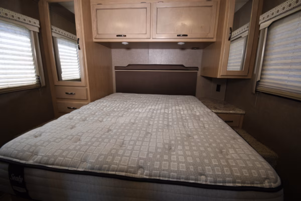 Spacious Class C w/ a Bunk & Lots of Storage - $205/wk - Image 18