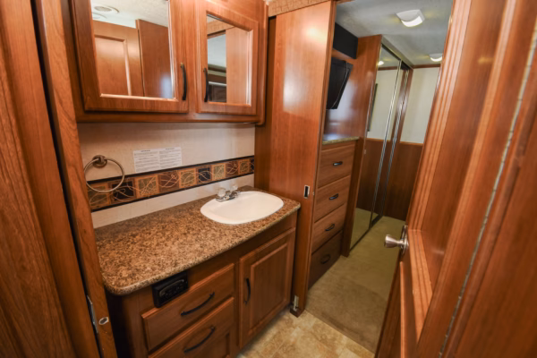 Lower Mileage Older Spacious Class A - $181/wk - Image 15