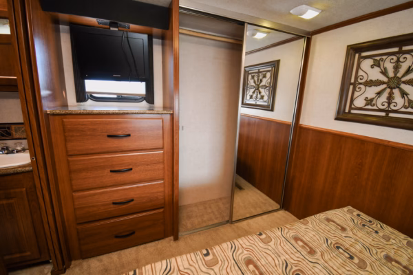 Lower Mileage Older Spacious Class A - $181/wk - Image 20