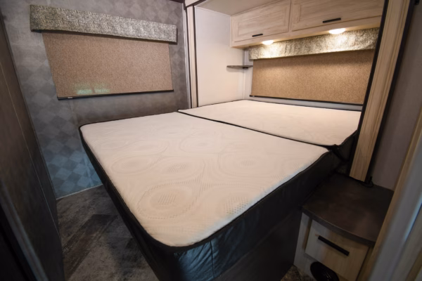 Lower Mileage & Short 1-Slide Class C - $184/wk - Image 16