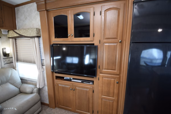 Spacious, Luxury Fifth w/ EXT TV & Kitchen Island - $104/wk - Image 17