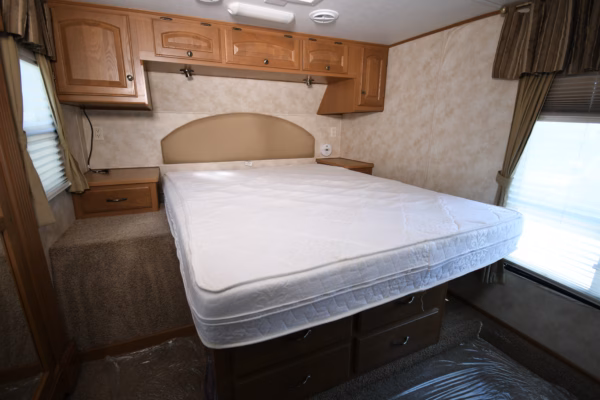Spacious, Luxury Fifth w/ EXT TV & Kitchen Island - $104/wk - Image 20