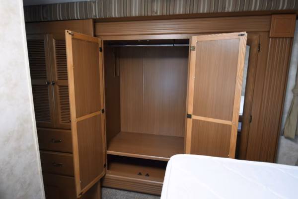 Spacious, Luxury Fifth w/ EXT TV & Kitchen Island - $104/wk - Image 22