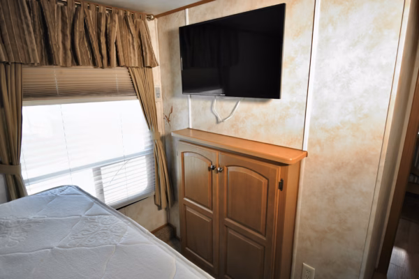 Spacious, Luxury Fifth w/ EXT TV & Kitchen Island - $104/wk - Image 23