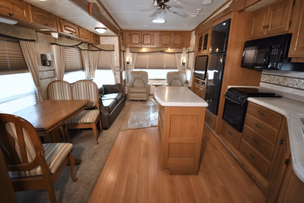 Spacious, Luxury Fifth w/ EXT TV & Kitchen Island - $104/wk - Image 6