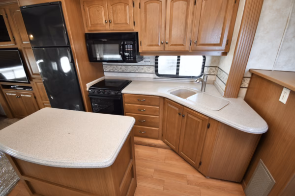 Spacious, Luxury Fifth w/ EXT TV & Kitchen Island - $104/wk - Image 7