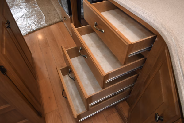 Spacious, Luxury Fifth w/ EXT TV & Kitchen Island - $104/wk - Image 9
