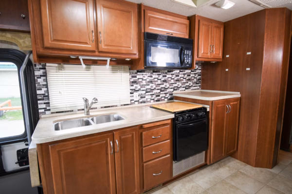Roomy Class A w/ Tons of Storage & Washer/Dryer - $181/wk - Image 10