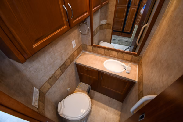 Roomy Class A w/ Tons of Storage & Washer/Dryer - $181/wk - Image 16