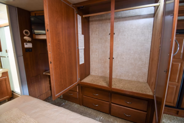 Roomy Class A w/ Tons of Storage & Washer/Dryer - $181/wk - Image 18