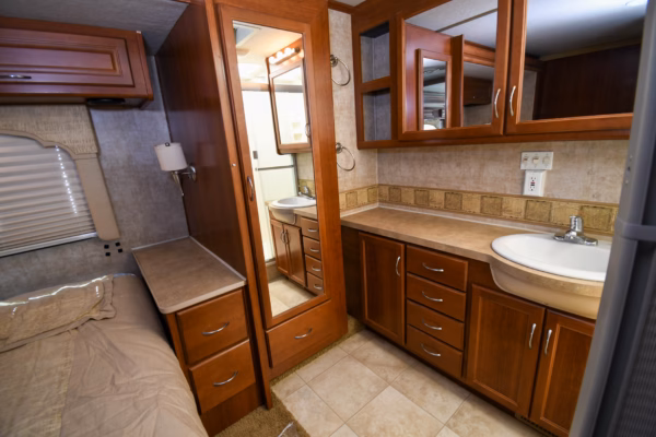 Roomy Class A w/ Tons of Storage & Washer/Dryer - $181/wk - Image 21