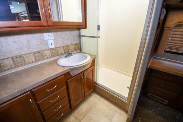 Roomy Class A w/ Tons of Storage & Washer/Dryer - $181/wk - Image 23