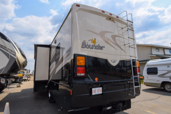 Roomy Class A w/ Tons of Storage & Washer/Dryer - $181/wk - Image 5