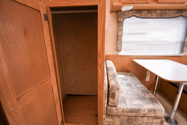 Spacious & Inviting Fifth w/ Lots of Storage - $57/wk - Image 7
