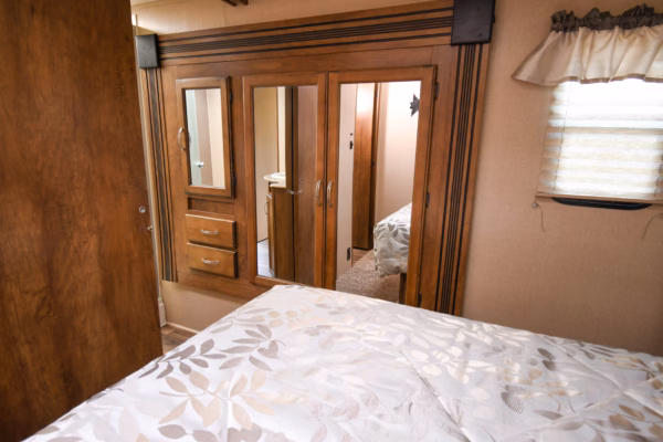 Modern Fifth w/ Tons of Storage & Kitchen Island - $96/wk - Image 24