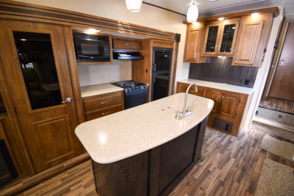Modern Fifth w/ Tons of Storage & Kitchen Island - $96/wk - Image 7