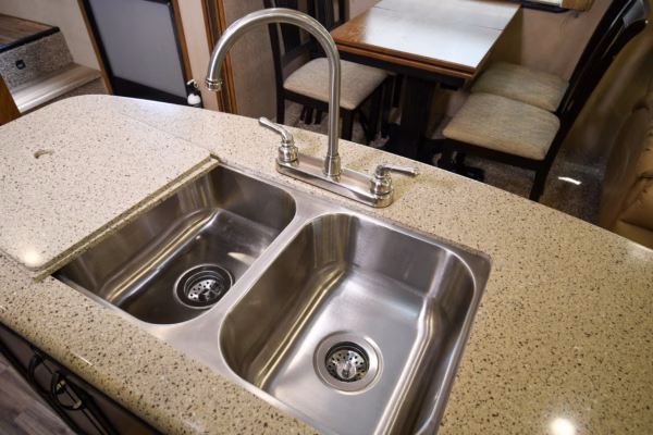 Modern Fifth w/ Tons of Storage & Kitchen Island - $96/wk - Image 8