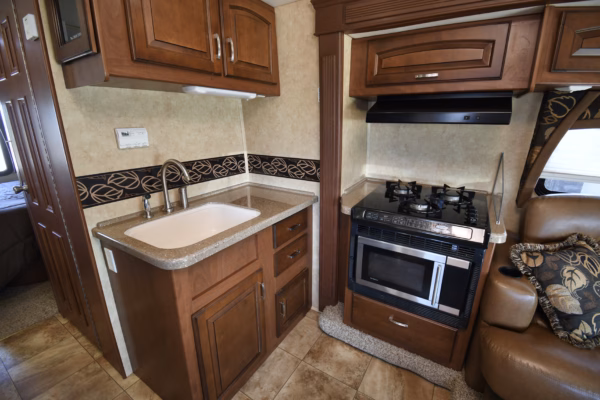 Spacious Lower Mileage Class C Sleeps 6 - $222/wk - Image 11