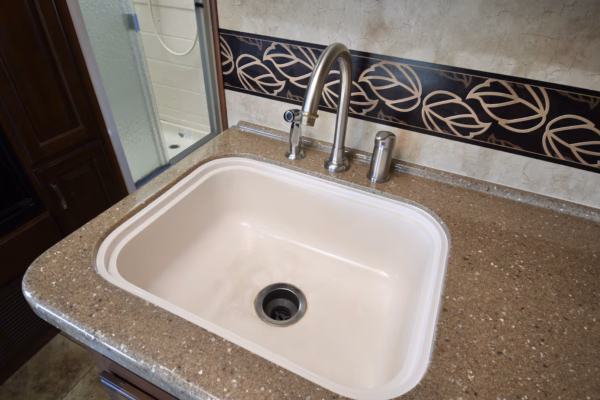 Spacious Lower Mileage Class C Sleeps 6 - $222/wk - Image 13