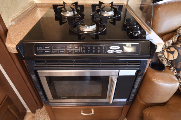 Spacious Lower Mileage Class C Sleeps 6 - $222/wk - Image 14
