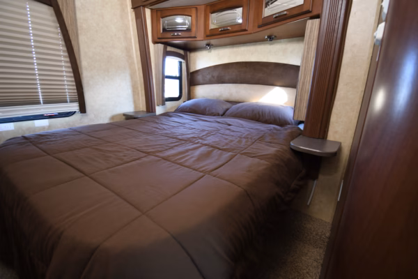 Spacious Lower Mileage Class C Sleeps 6 - $222/wk - Image 18