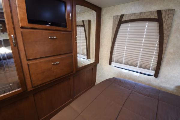 Spacious Lower Mileage Class C Sleeps 6 - $222/wk - Image 19