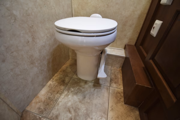 Spacious Lower Mileage Class C Sleeps 6 - $222/wk - Image 23