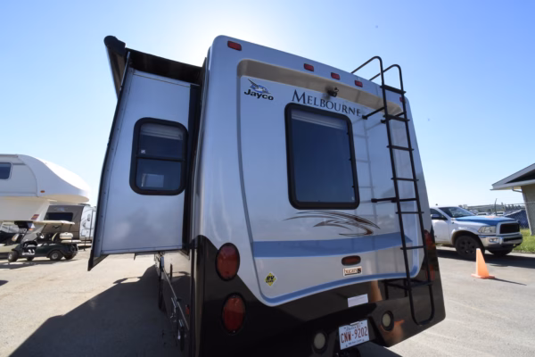 Spacious Lower Mileage Class C Sleeps 6 - $222/wk - Image 5