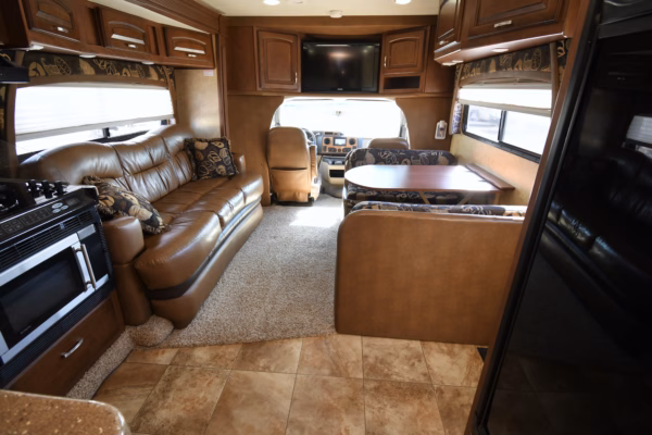 Spacious Lower Mileage Class C Sleeps 6 - $222/wk - Image 7