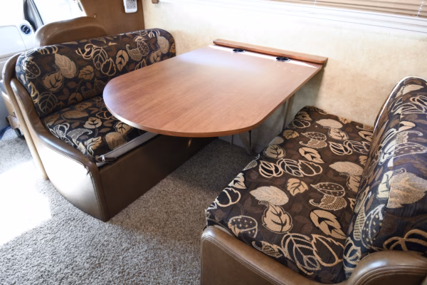 Spacious Lower Mileage Class C Sleeps 6 - $222/wk - Image 9