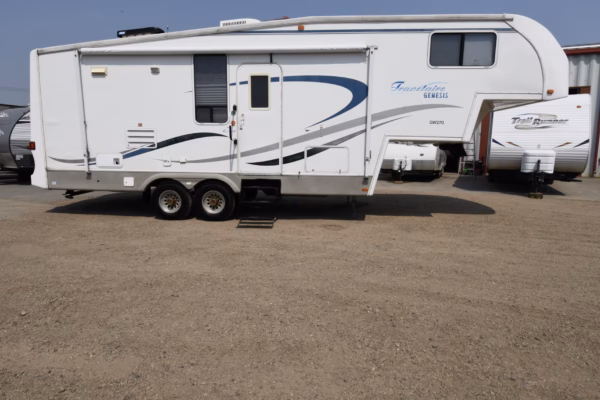 Cabin-Feely Fifth w/ Space & Tons of Storage - $62/wk - Image 2